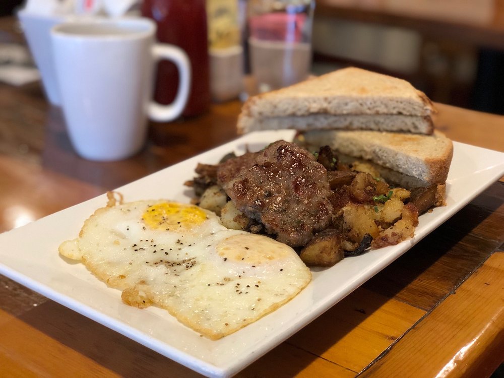 Fun Things to Do in August in Stowe: Dining