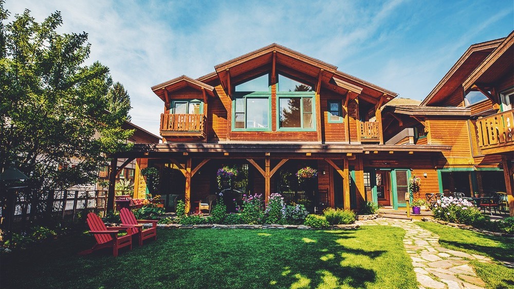 The Perfect Resort for Adventure Vacations for Couples: Alpine House
