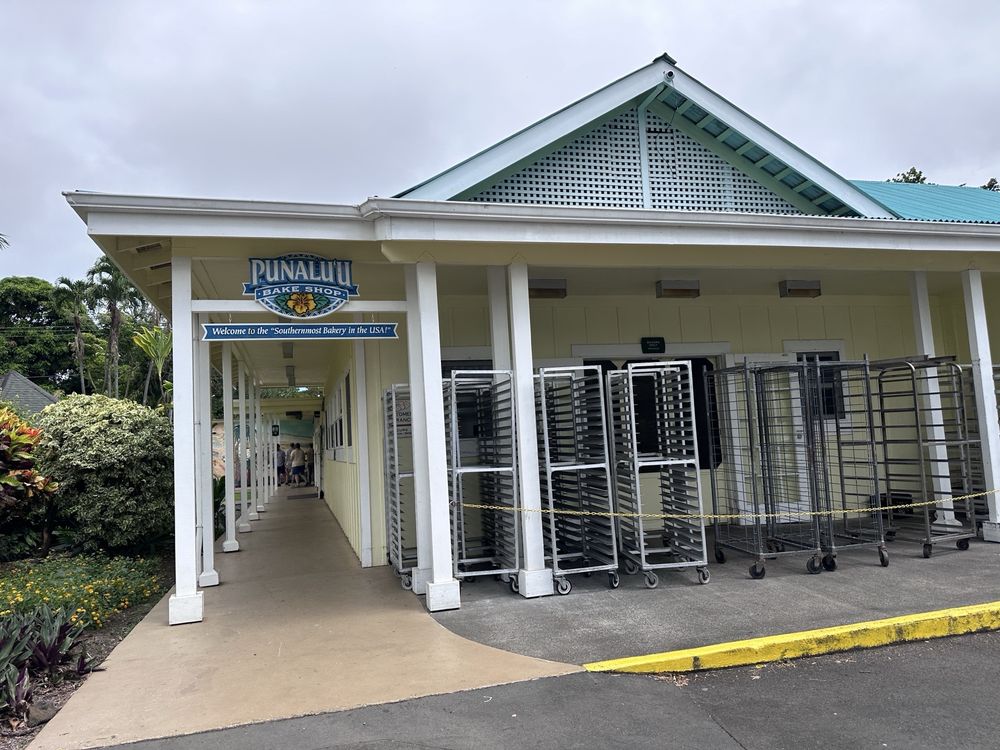 Best activities on the big island: visit Punalu'u Bake Shop