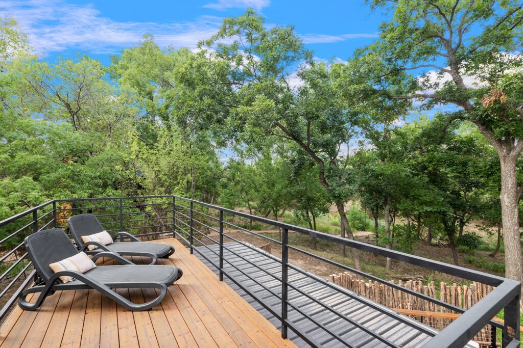 Treehouse Glamping in Texas with Rooftop Deck