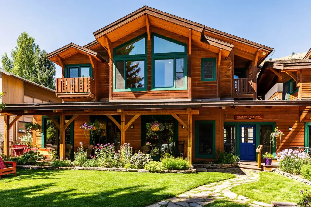 Resorts Near Yellowstone National Park: Alpine House Exterior