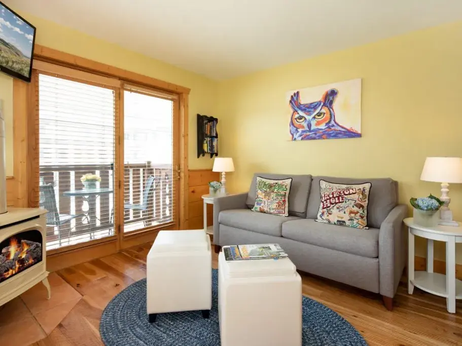 Resorts Near Yellowstone National Park: Alpine House in Room