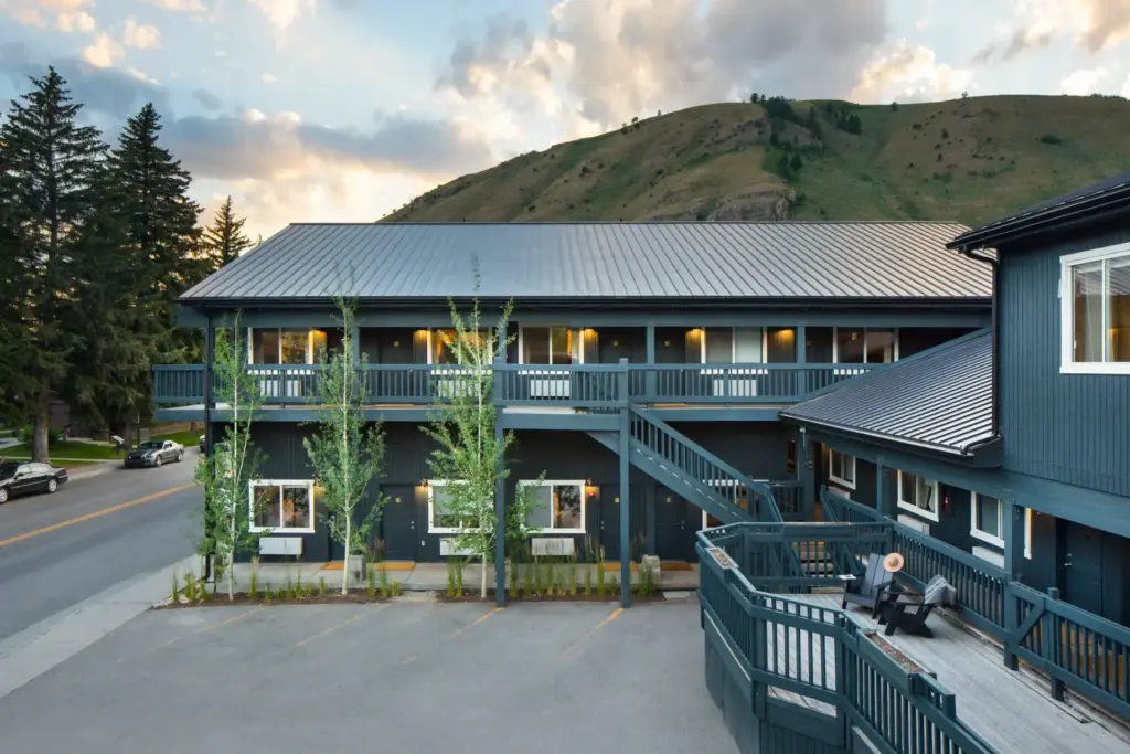 Resorts Near Yellowstone National Park: Anvil Hotel Exterior