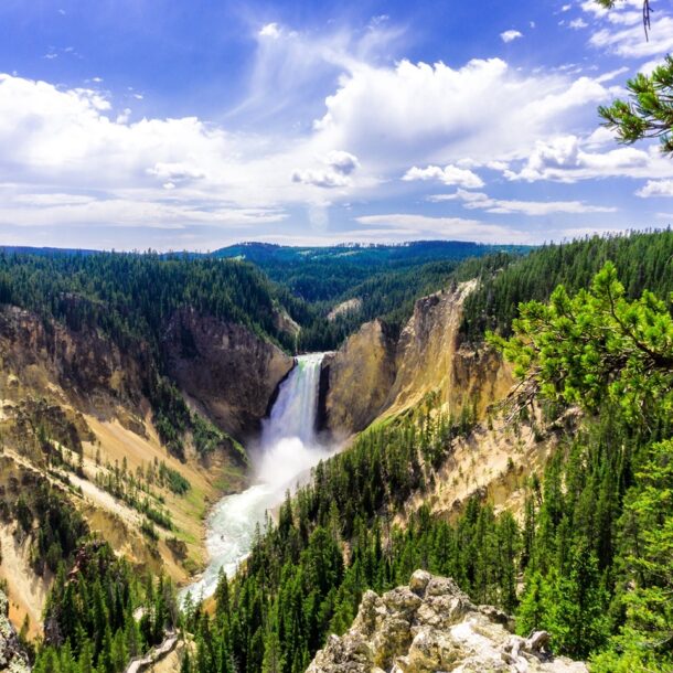 Resorts Near Yellowstone National Park [Top 3]