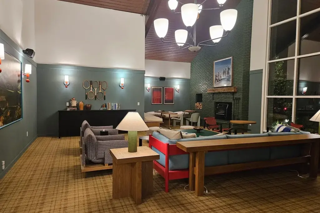Outbound Stowe Lounge