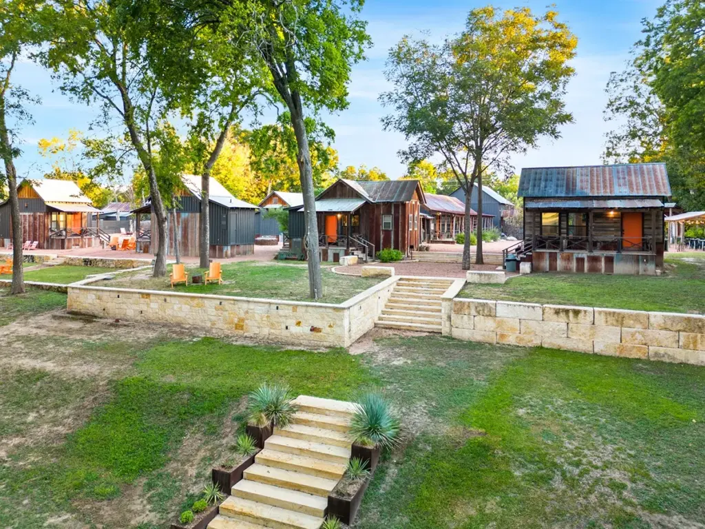 Boutique Nature Lodges for Family Reunions: Camp Comfort Cabins